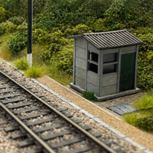Cabanon de bord de voie HO 1/87 maquette Bastrains en décor ferroviaire réaliste