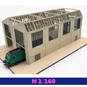 Atelier de levage ferroviaire en kit à l’échelle N (1:160), maquette de bâtiment industriel type SNCF avec grandes portes, vue produit sur fond neutre.
