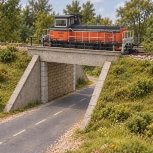 Mise en situation du pont rail pierre et béton BASTRAINS HO : locomotive sur la voie unique, route en dessous et talus boisé recouvrant le mur droit.